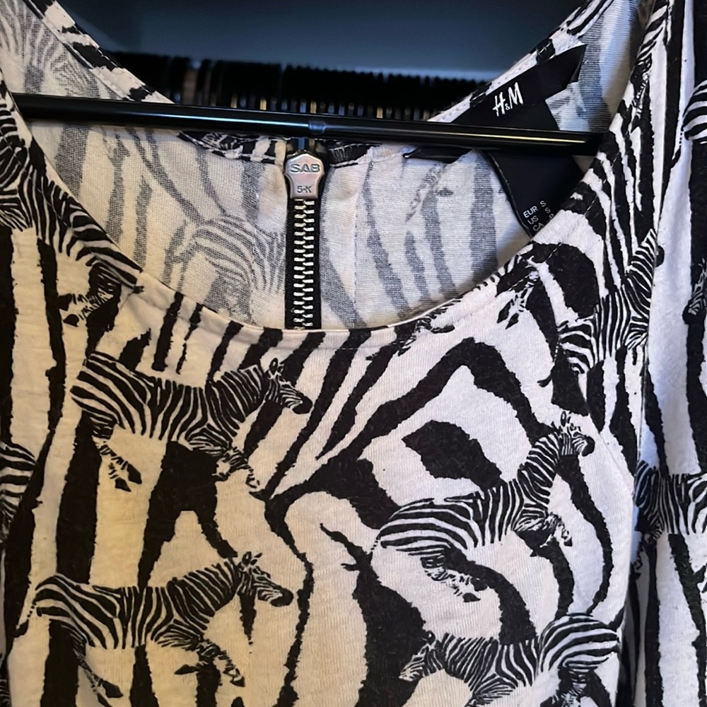 COMFY, SIZE SMALL H&M ZEBRA ALL-OVER-PRINTED WITH A BACK ZIPPER DRESS
